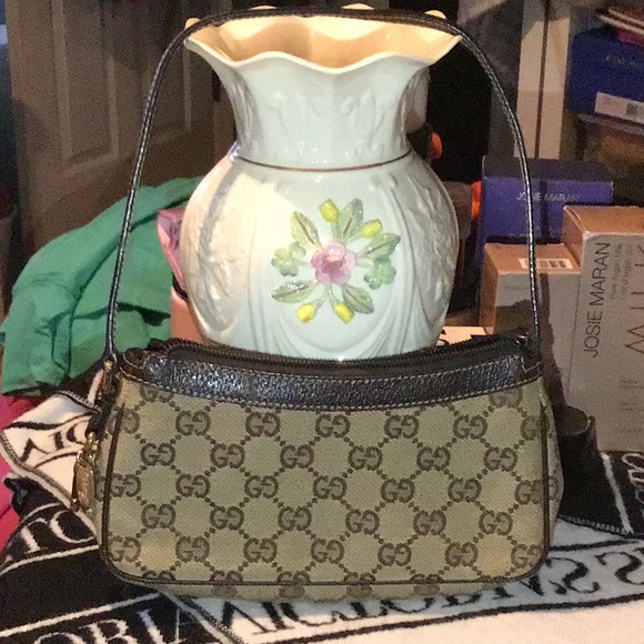Gucci Handbags - GUCCI 100% AUTHENTIC SIGNATURE HANDBAG